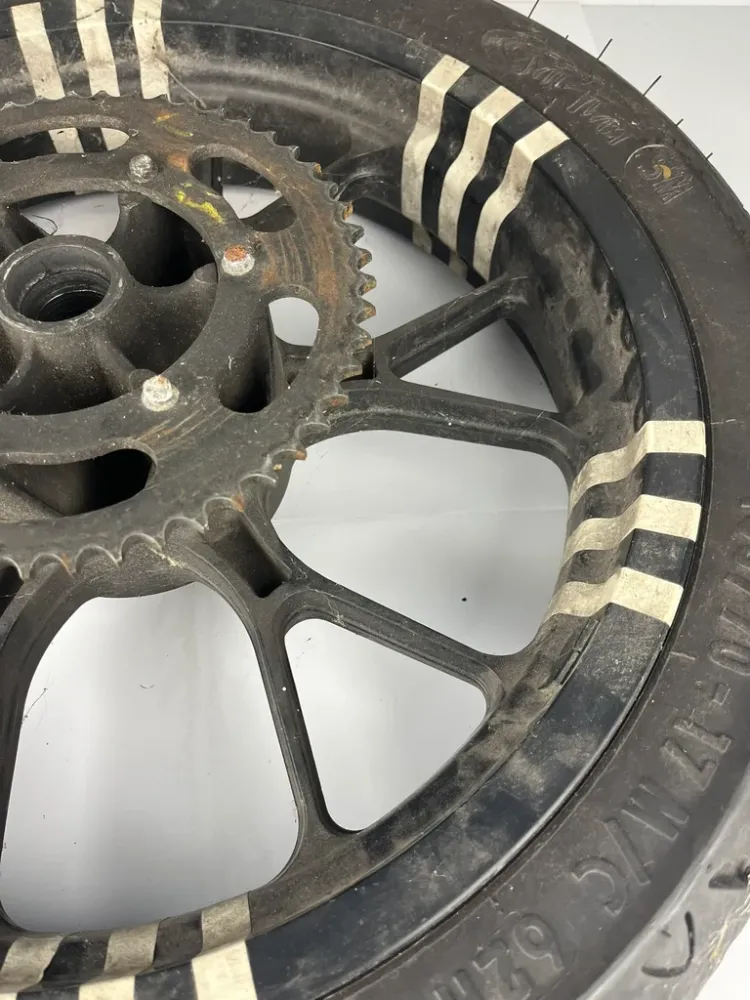 hintere Gussfelge mit Reifen, Derbi/Aprilia/Gilera ab 2011, 130/70-17, 15mm Achsdurchmesser