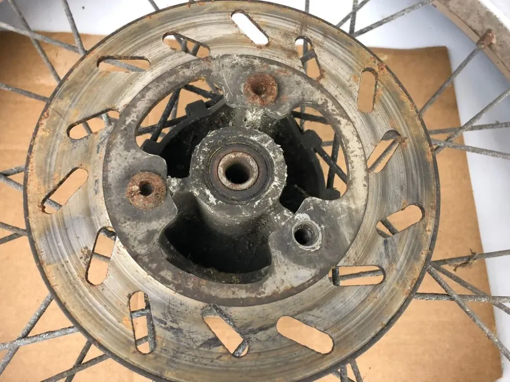 hintere Speichenfelge mit Stollenreifen, Rieju/Derbi, 3.50-18, 12mm Achsdurchmesser