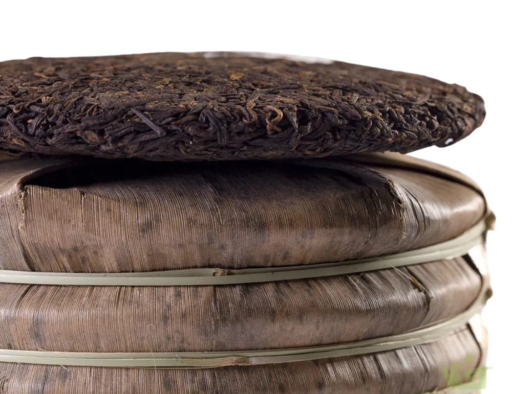 Menghai Yesheng Shu Puer (Rohmaterial von wilden Teebäumen, geerntet 2018, gepresst 2019), 357 g