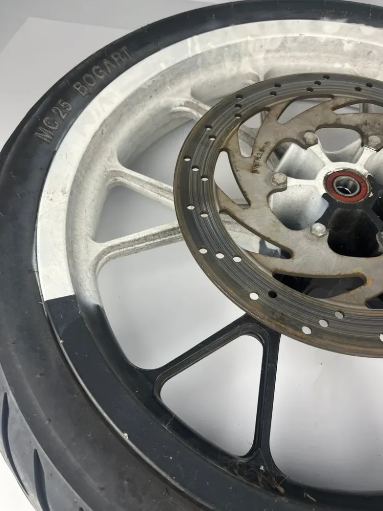 vordere Gussfelge mit Reifen, Derbi/Aprilia ab 2011, 100/80-17, 15mm Achsdurchmesser