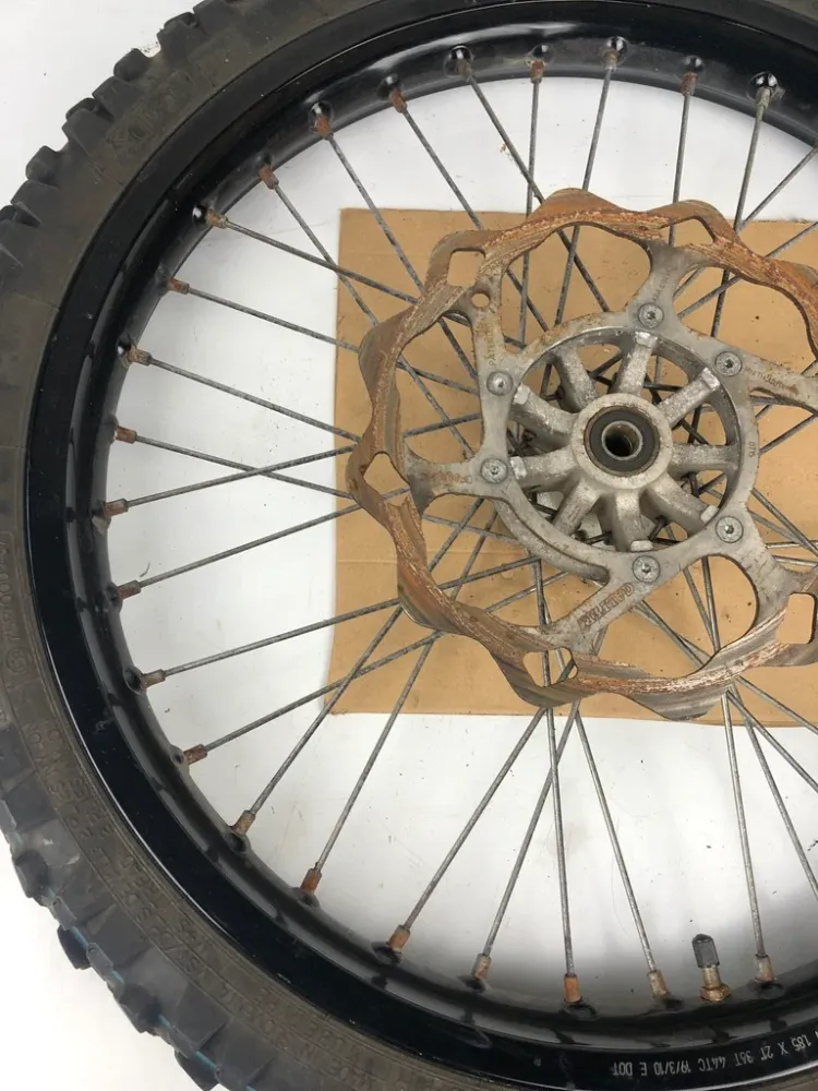 vordere Speichenfelge mit Stollenreifen, Derbi/Aprilia/Gilera, 90/90-21, 15mm Achsdurchmesser