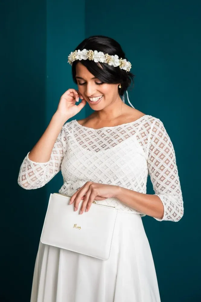 Braut-Pouch, Clutch mit Schriftzug "Mrs" Chalky White – Katie Loxton
