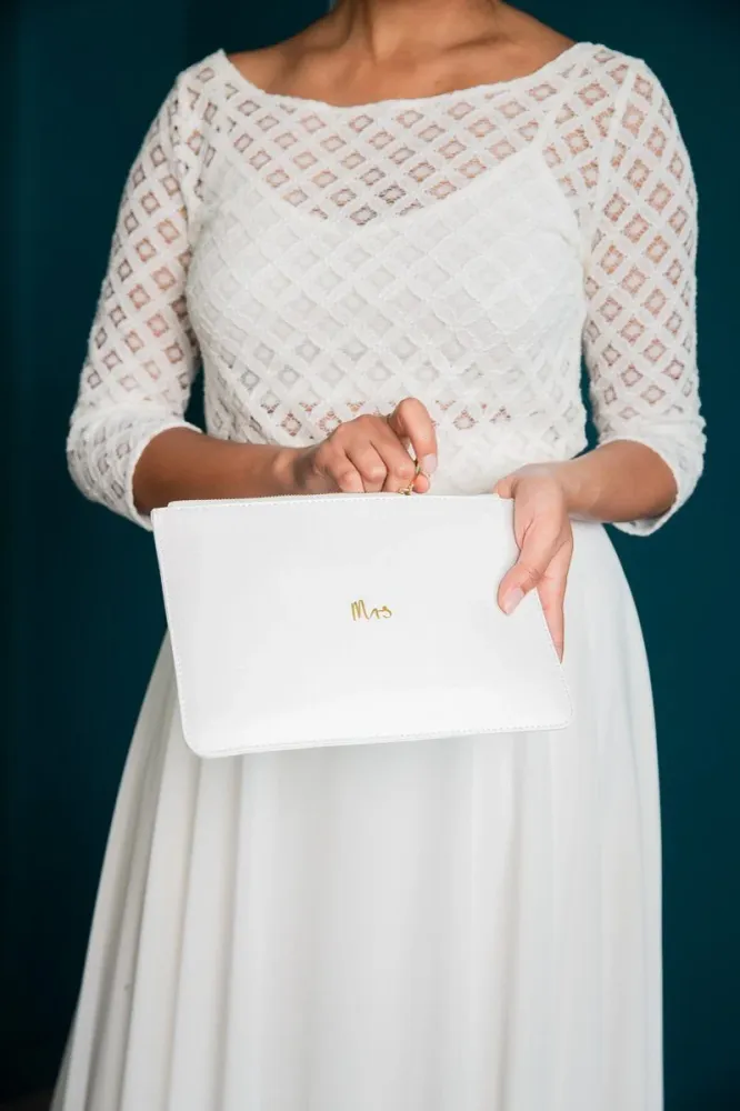 Braut-Pouch, Clutch mit Schriftzug "Mrs" Chalky White – Katie Loxton