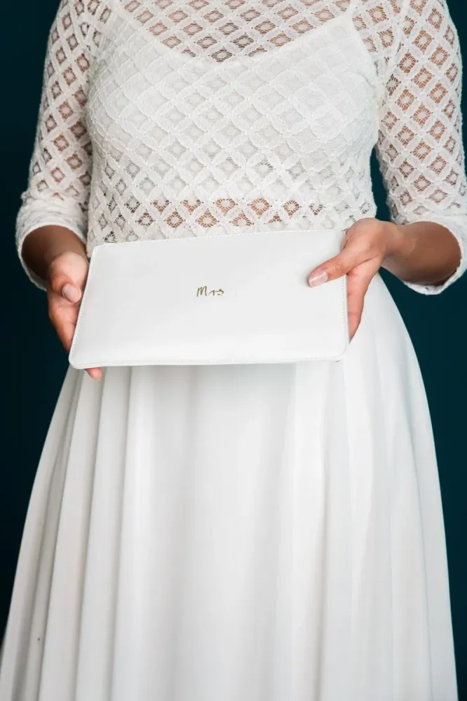 Braut-Pouch, Clutch mit Schriftzug "Mrs" Chalky White – Katie Loxton