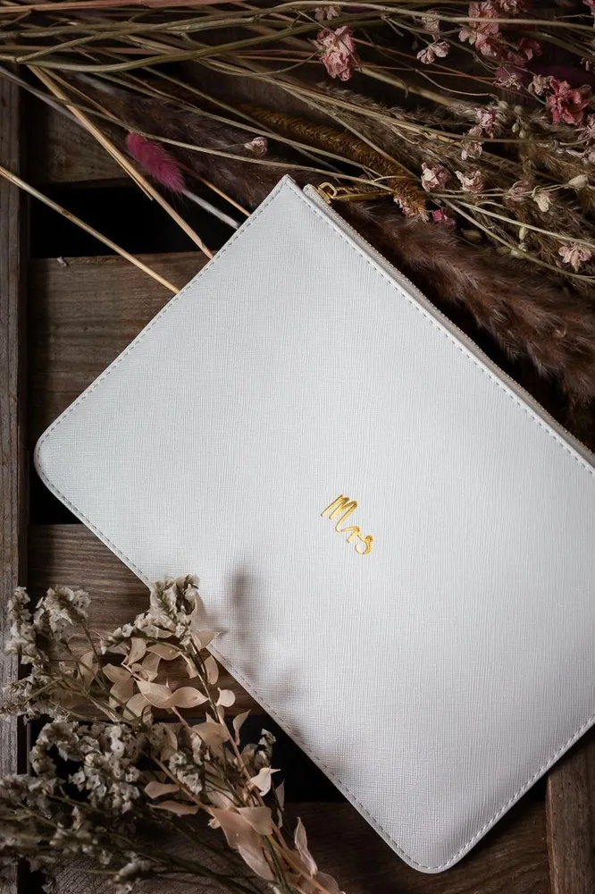 Braut-Pouch, Clutch mit Schriftzug "Mrs" Chalky White – Katie Loxton
