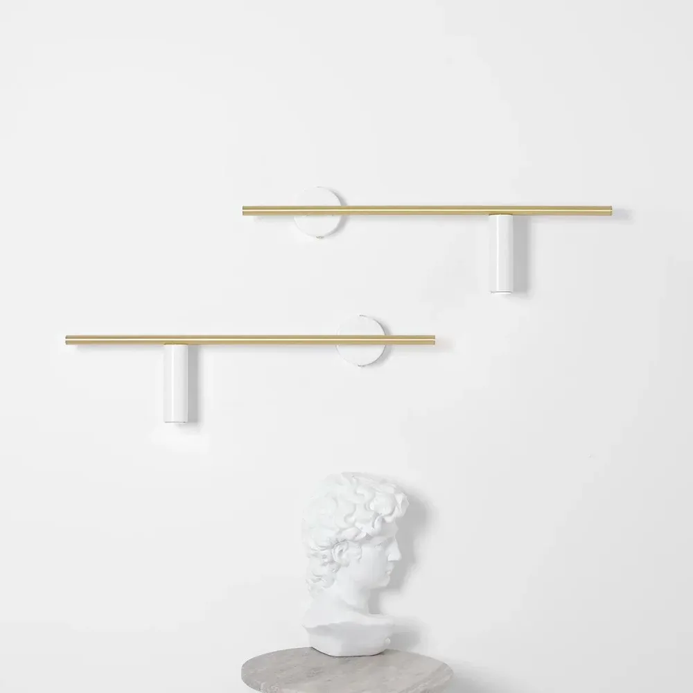 Rechts -Seitbeschild Trevo White mit einem Messing Finish