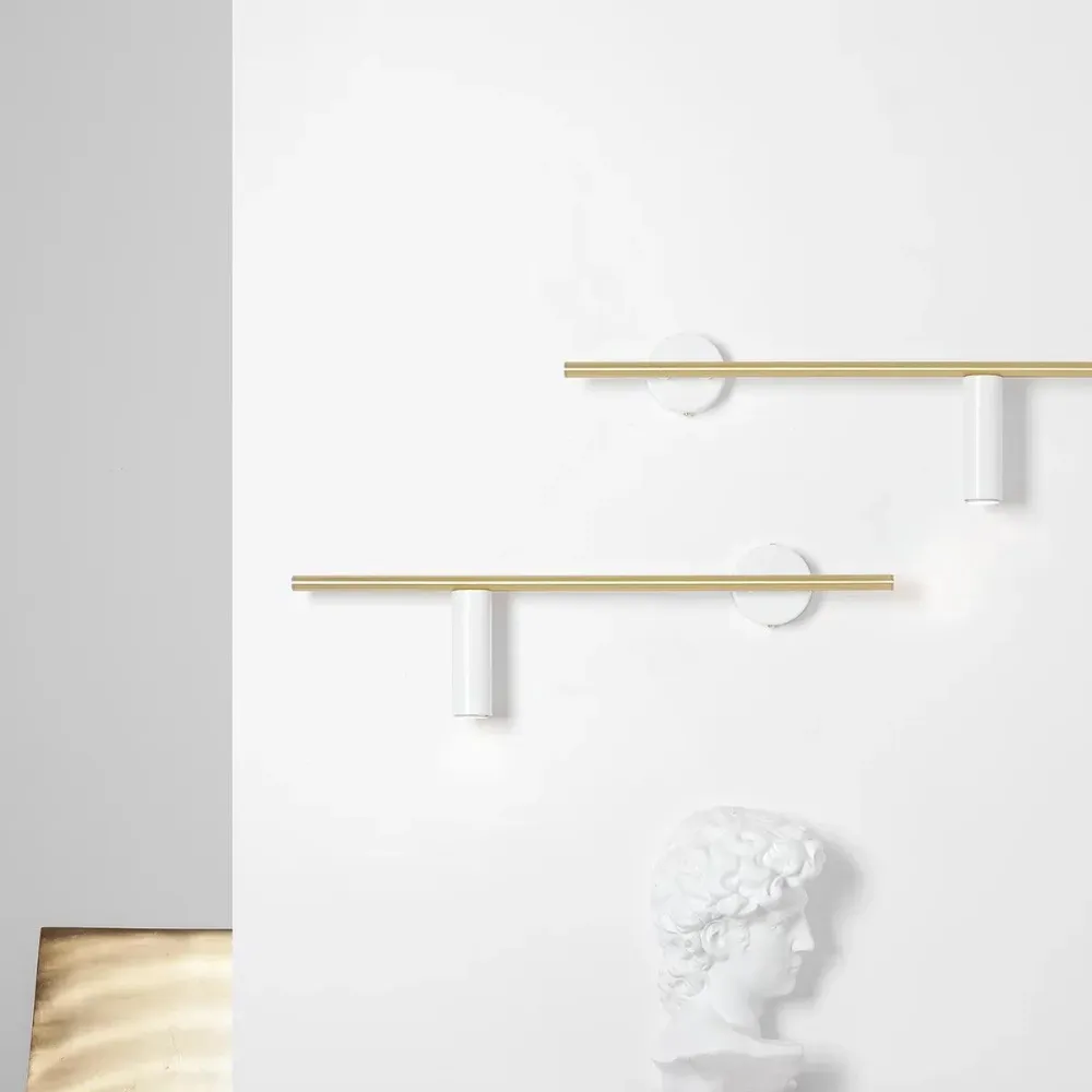 Rechts -Seitbeschild Trevo White mit einem Messing Finish