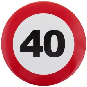 Straßenschild mit Knopf zum 40-jährigen Jubiläum
