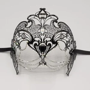 Filigrane Maske mit Ketten